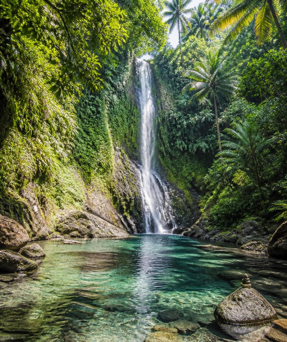 Air terjun di kaki Gunung Rinjani